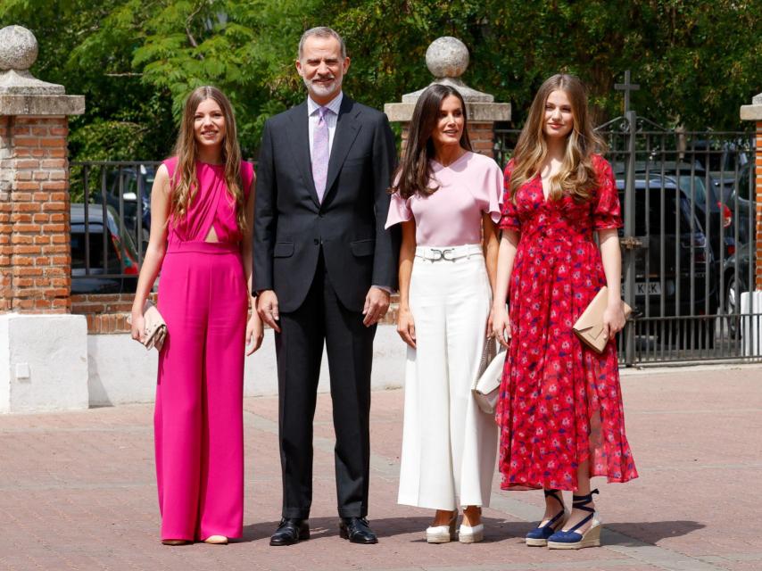 Los Reyes, con sus dos hijas, en la confirmación de la Infanta.