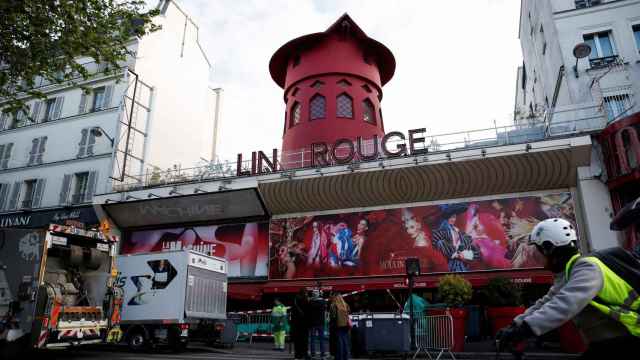 El cabaret Moulin Rouge sin las aspas el 25 de abril de 2024.