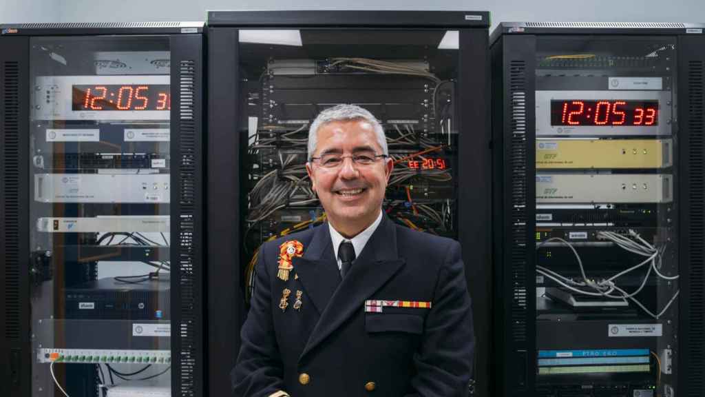 El capitán de navío Antonio Pazos Garcia es director del Real Instituto y Observatorio de la Armada; en la imagen, sonríe frente a los servidores de la 'sala del tiempo' que ponen la hora de España.