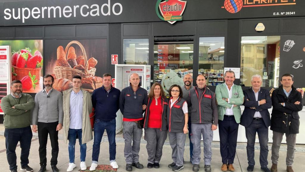 Personal y local del nuevo supermercado