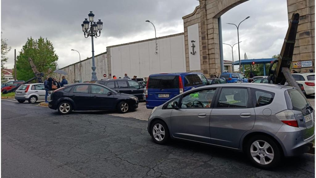 Momento del bloqueo, esta mañana, en el acceso a los astilleros de Ferrol