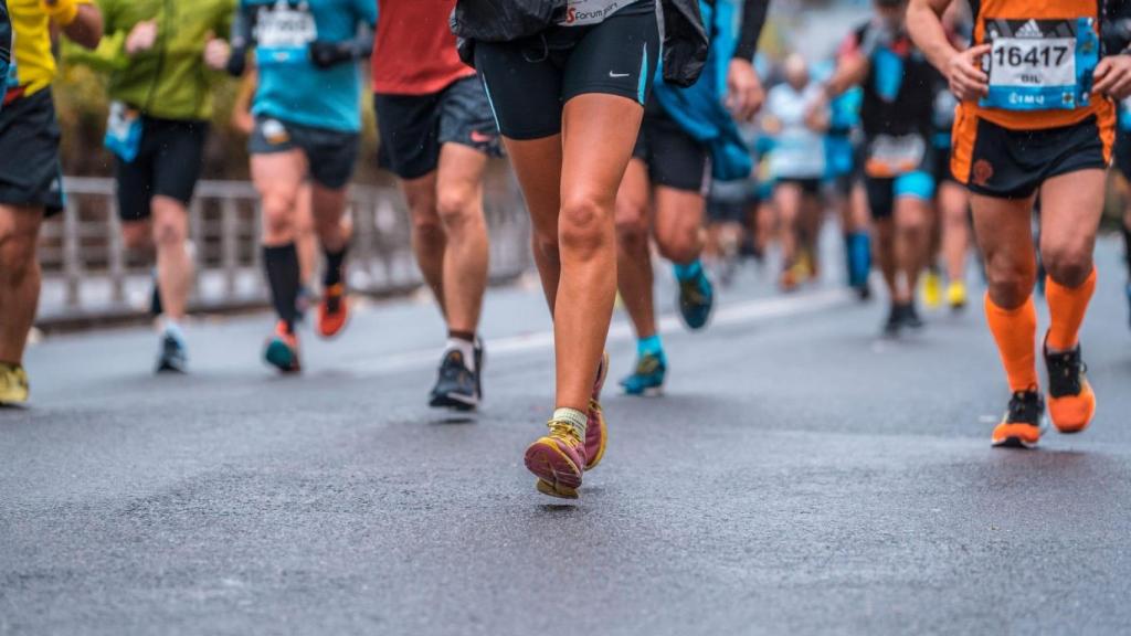 Atletas participan en una carrera popular.