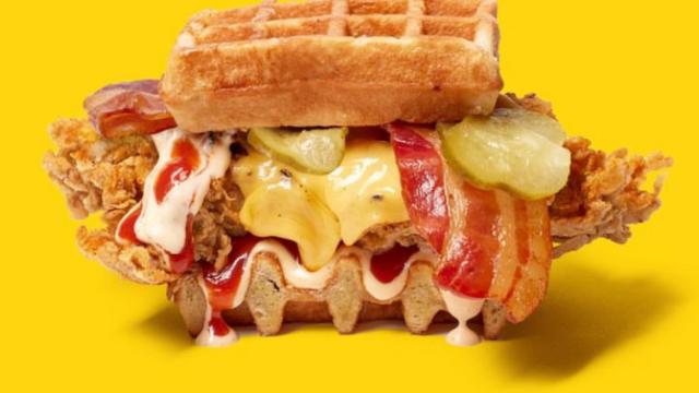 Una de las especialidades, es el chicken waffle.