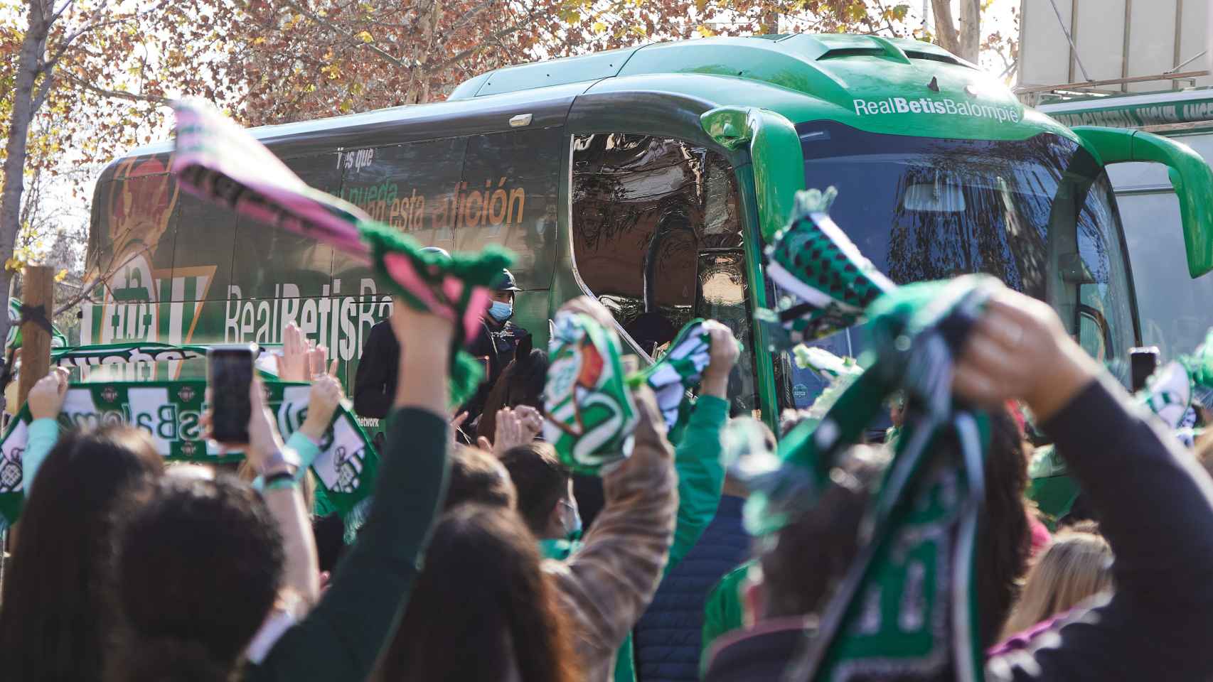 El autobús del Betis, en su llegada al Benito Villamarín en un derbi disputado en 2022.