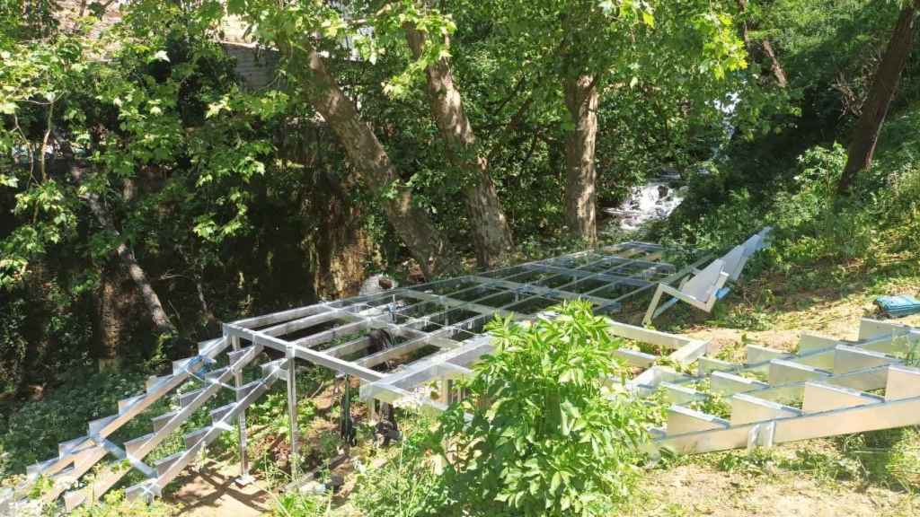 Estructura metálica para la instalación del puente de madera de Cova da Serpe.