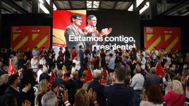 Una imagen de Illa y Sánchez, en el mitin de inicio de campaña del PSC celebrado este jueves en Sabadell.