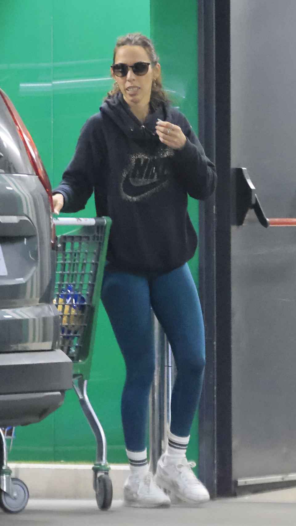 Paola Olmedo en una fotografía reciente, haciendo unas compras.