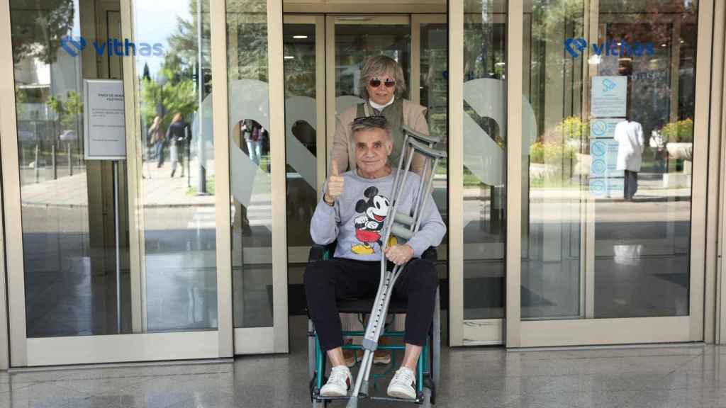 Joaquín Torres, en silla de ruedas, saliendo del hospital.