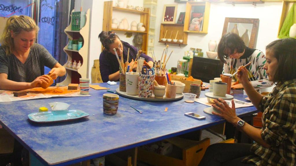 Fotografía de una sesión de cerámica en el estudio de Amasarte.