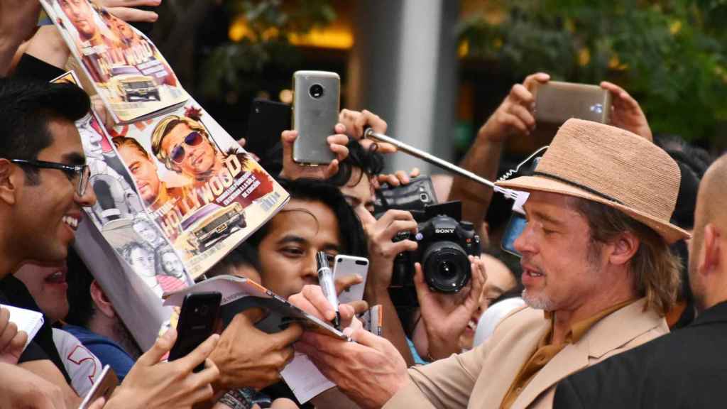Brad Pitt, junto a sus seguidores en una imagen de archivo de 2019.