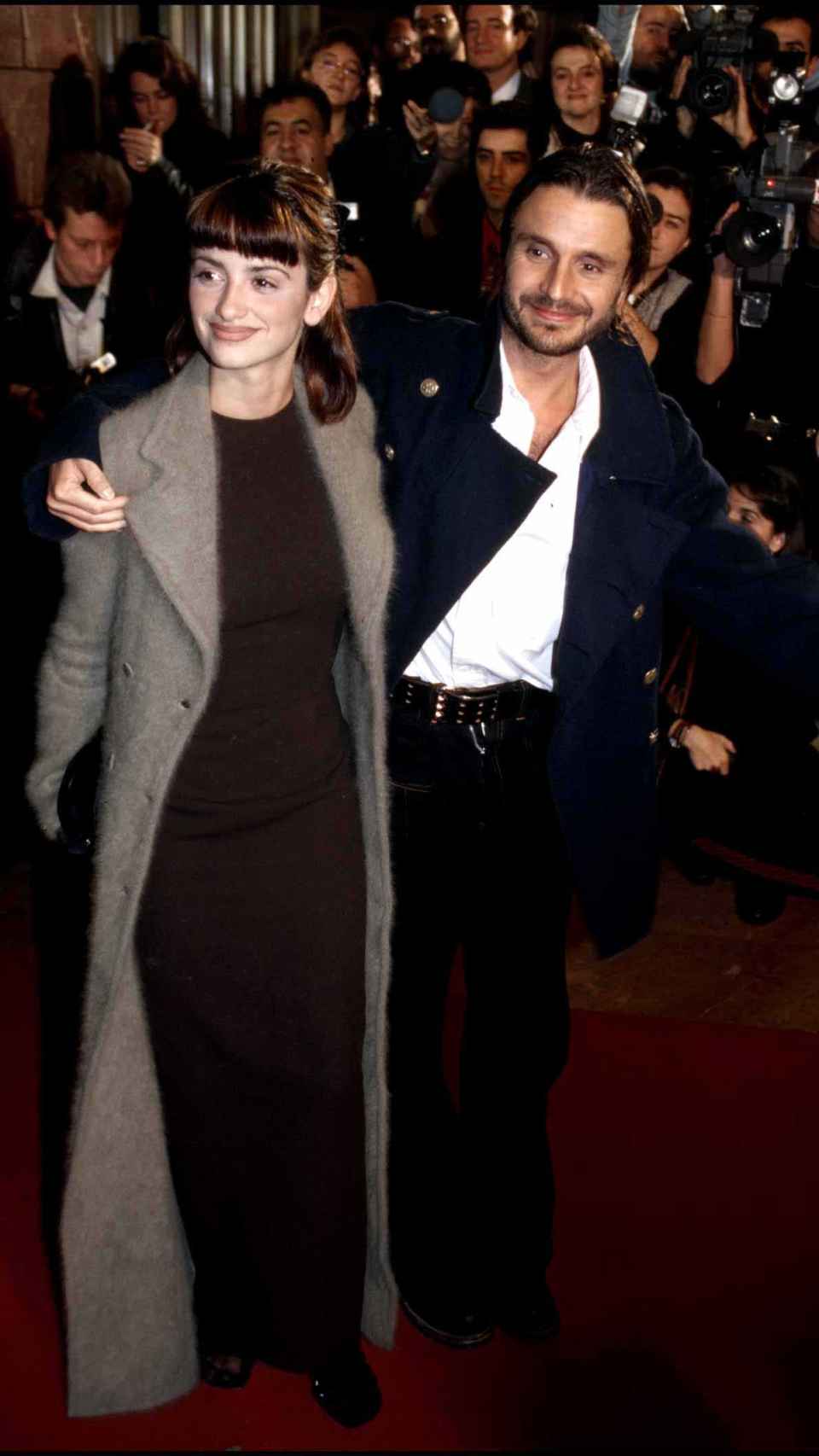 Penélope Cruz y Nacho Cano en la première de la película 'Asesinos' en 1995.