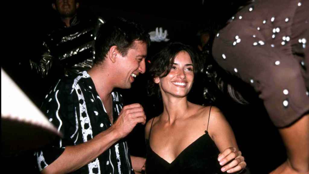 La actriz Penélope Cruz con su novio de entonces Thomas Obermaier en una fiesta en Marbella en 1998.