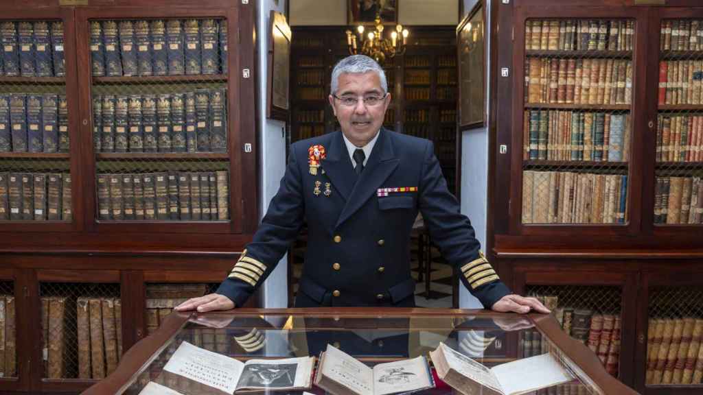 El capitán de navío Pazos en la biblioteca del Real Observatorio de la Armada.