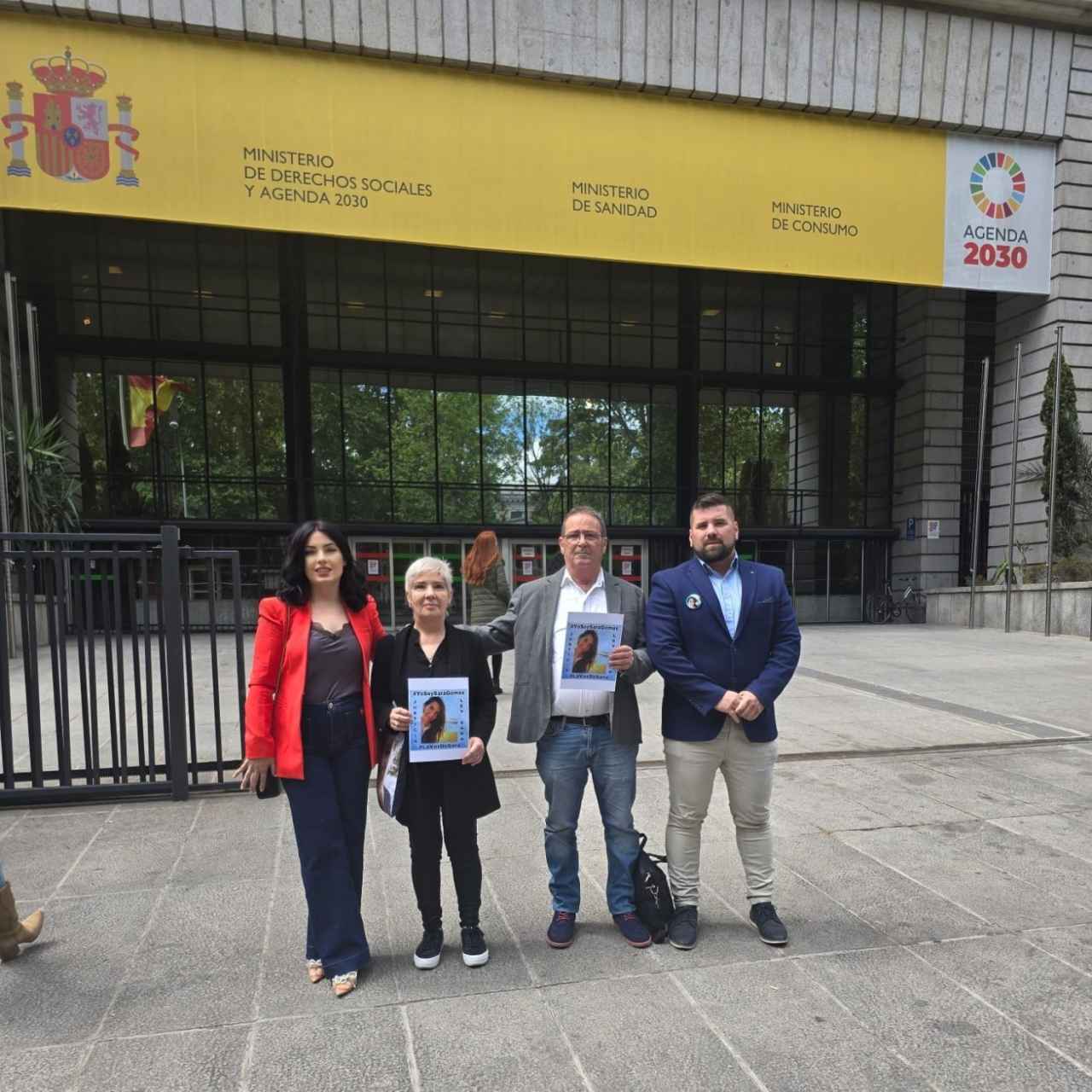 Nora, Felisa, Damián y Rubén, en la puerta del Ministerio de Sanidad en Madrid.