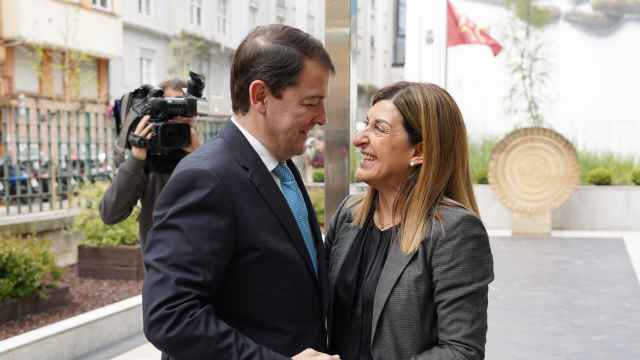 El presidente de la Junta, Alfonso Fernández Mañueco, saluda a la presidenta de Cantabria, María José Sáenz de Buruaga, a su llegada a la firma de un protocolo entre ambas comunidades, este viernes.