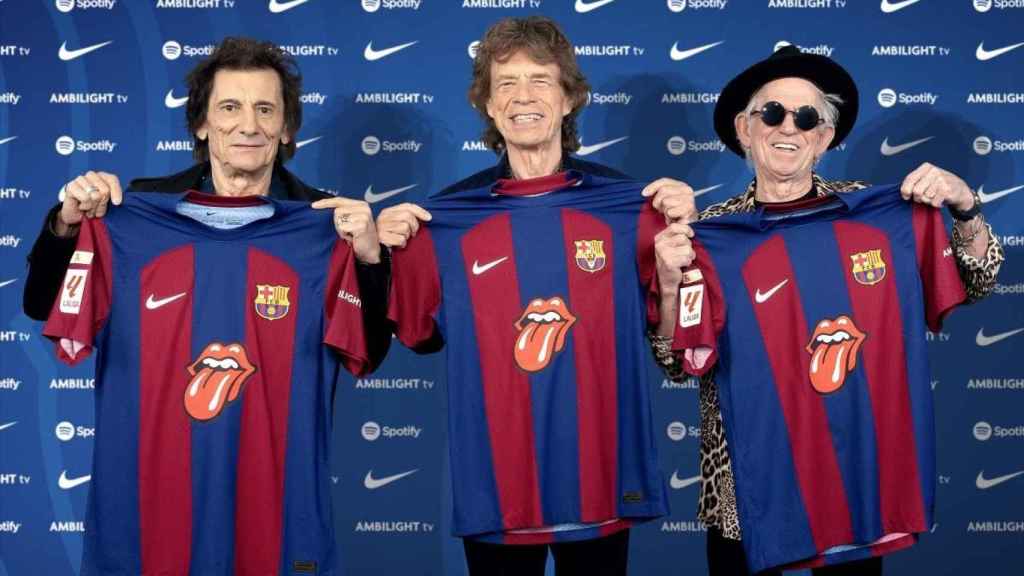 Los Rolling Stones con la camiseta del FC Barcelona, con el logo del grupo muscial, que lucieron los 'culers' en el Clásico contra el Real Madrid de la primera vuelta.