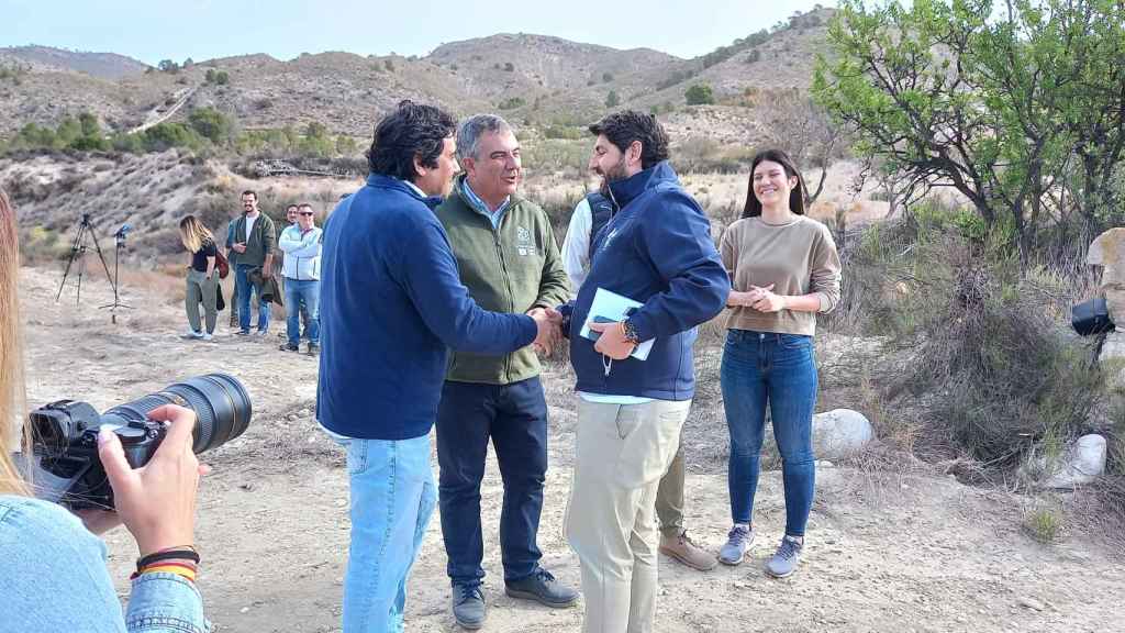 López Miras saluda al coordinador del proyecto Life Lynxconnect, Javier Salcedo (i), momentos antes de la liberación de un lince ibérico.