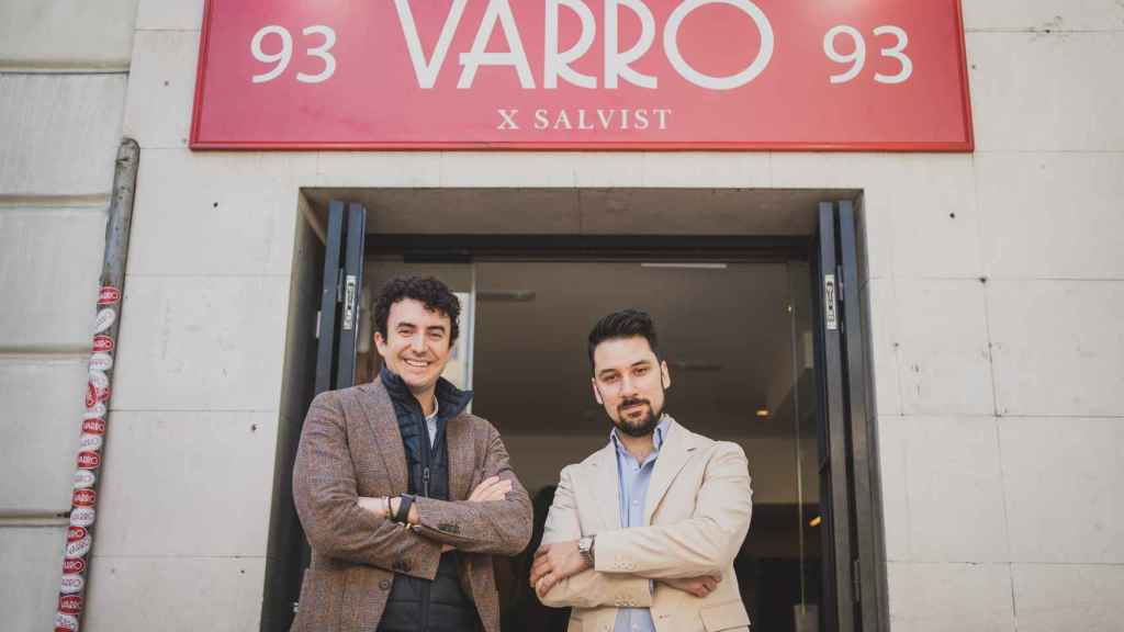 Jorge Velasco y Joaquín Serrano en la entrada de su nueva taberna Varro.