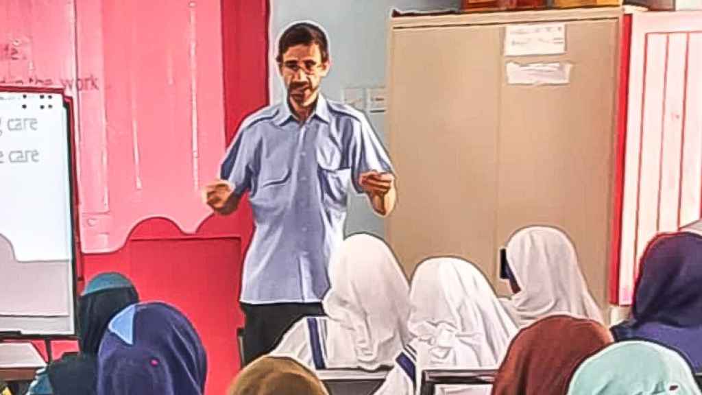 El único español en el Sudán imparte clases a las alumas musulmanas y cristianas.