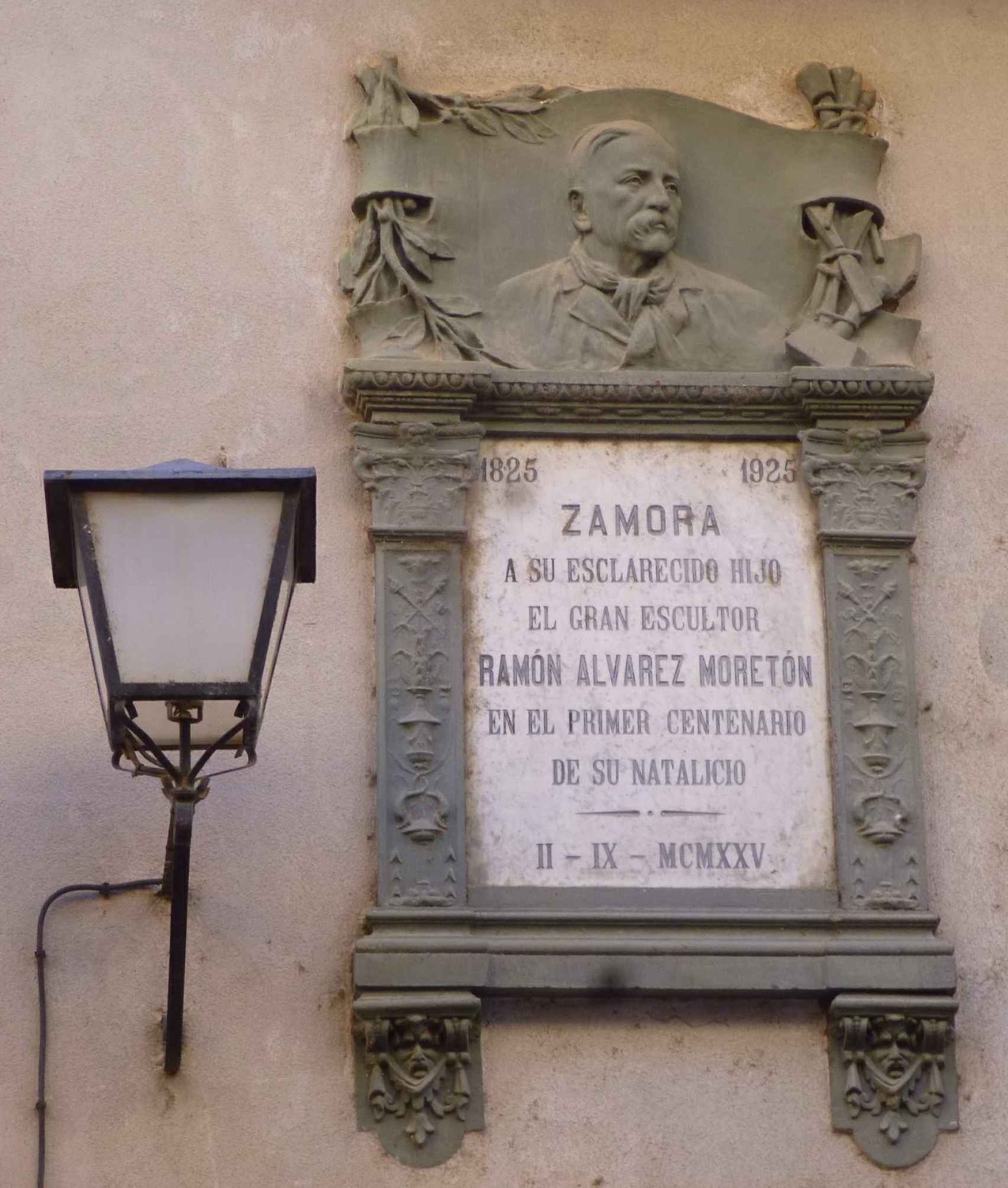 Placa conmemorativa de Ramón Álvarez con el error de 'Moretón'
