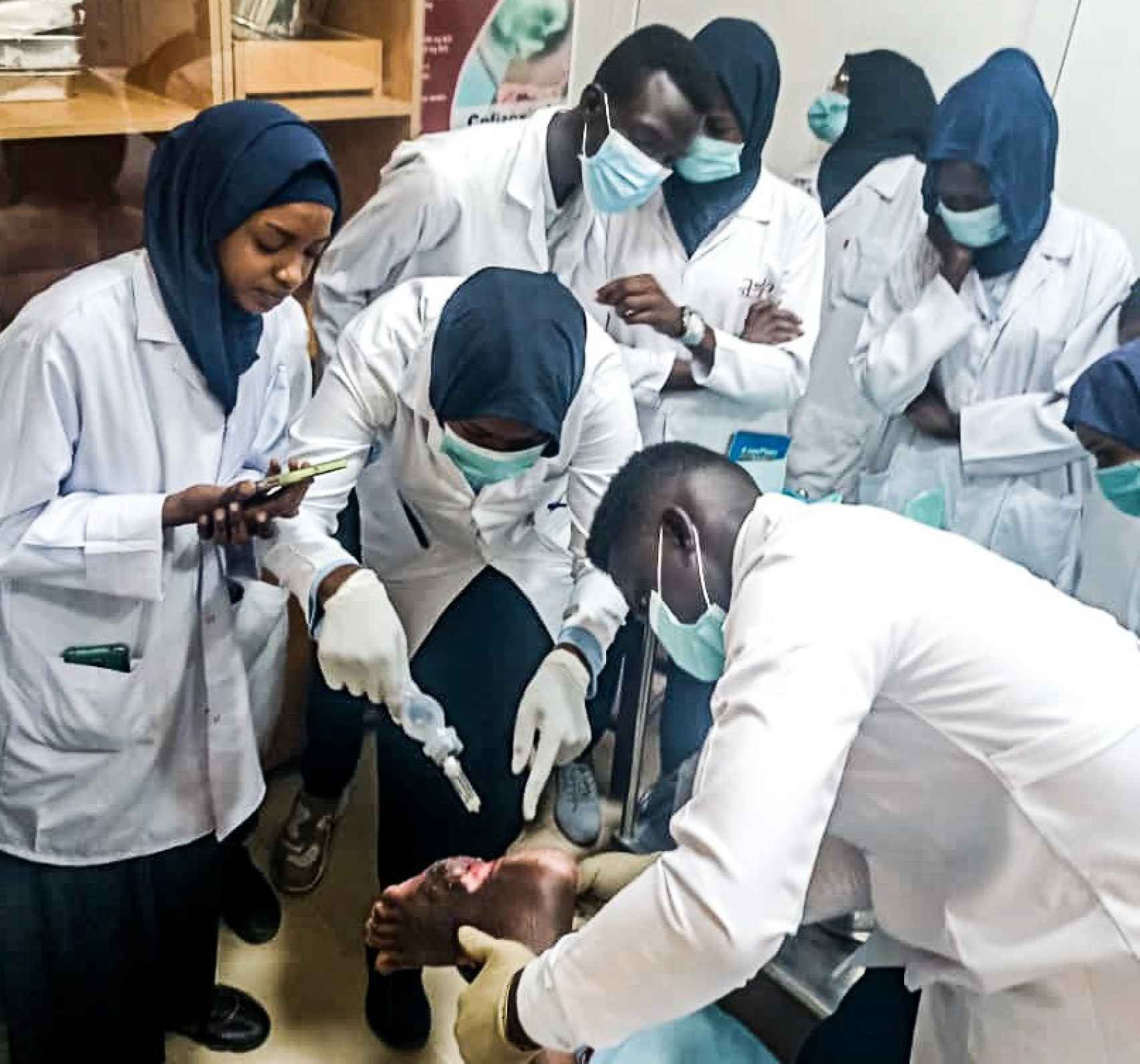 Estudiantes del grado de enfermería del Comboni College practican en Jartum con enfermos de micetoma, una enfermedad semejante a la lepra.