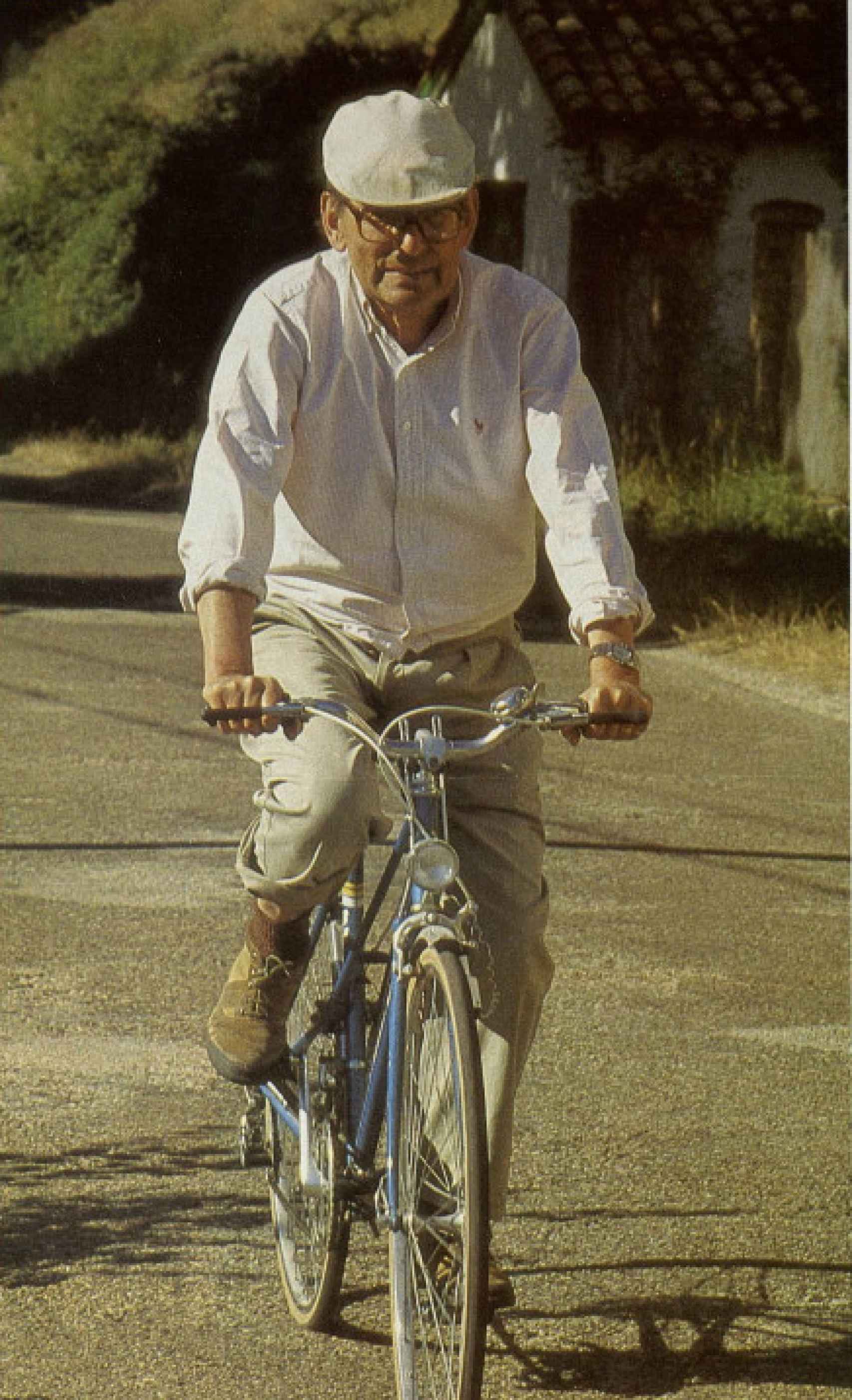 Miguel Delibes pasea con la bicicleta