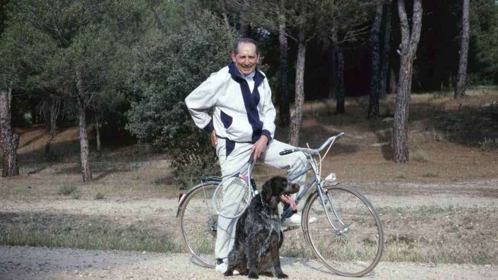 Delibes posa con su bicicleta en el entorno de Simancas, en Valladolid