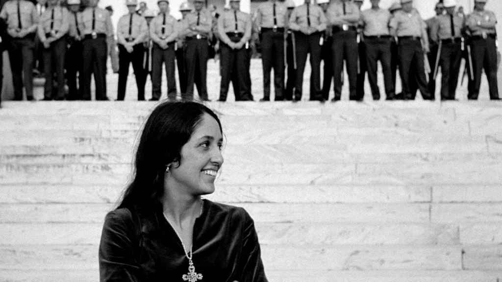 Joan Baez en el Alabama State Capitol in 1965, from 'Joan Baez I Am A Noise', a Magnolia Pictures release. © Stephen Sonnerstein. Photo courtesy of Magnolia Pictures