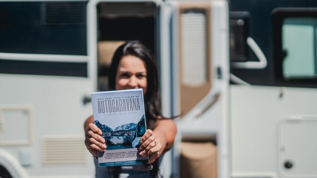 Nayla Mesa sostiene un ejemplar de su libro 'Autocaravana'.