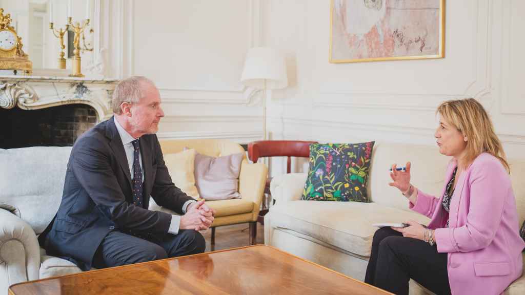 Mattias Frumerie, embajador jefe de Asuntos Climáticos de Suecia ante las Naciones Unidas, en una entrevista con EL ESPAÑOL-Invertia en la Embajada de Suecia en España.