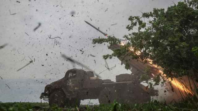 Militares ucranianos disparan un sistema de lanzamiento múltiple de cohetes BM-21 Grad contra las tropas rusas en la región de Donetsk.