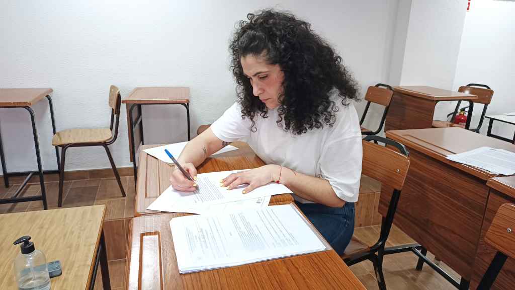 La profesora experta en la EBAU, Leticia Fernández, analizando los exámenes de Filosofía.