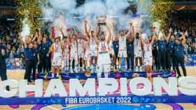 La selección española de baloncesto celebrando el Eurobasket 2022.