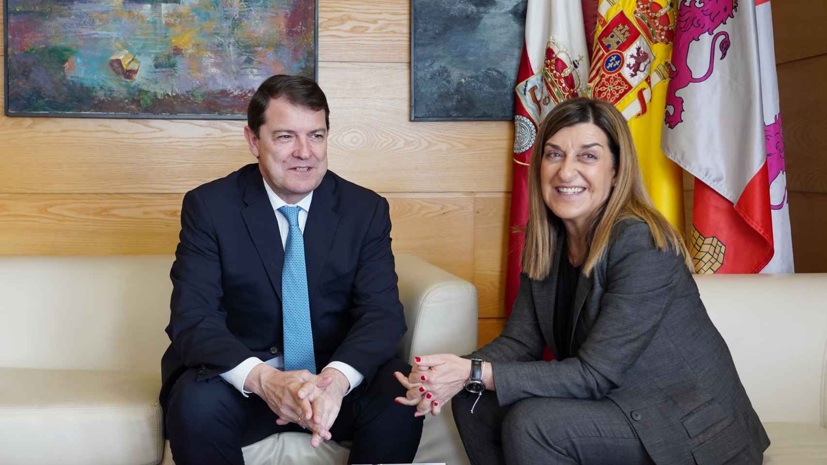 El presidente de la Junta, Alfonso Fernández Mañueco, y la presidenta de Cantabria, María José Sáenz de Buruaga, durante la firma del protocolo entre ambas comunidades, este viernes.