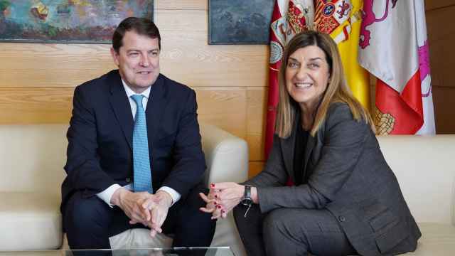 El presidente de la Junta, Alfonso Fernández Mañueco, y la presidenta de Cantabria, María José Sáenz de Buruaga, durante la firma del protocolo entre ambas comunidades, este viernes.