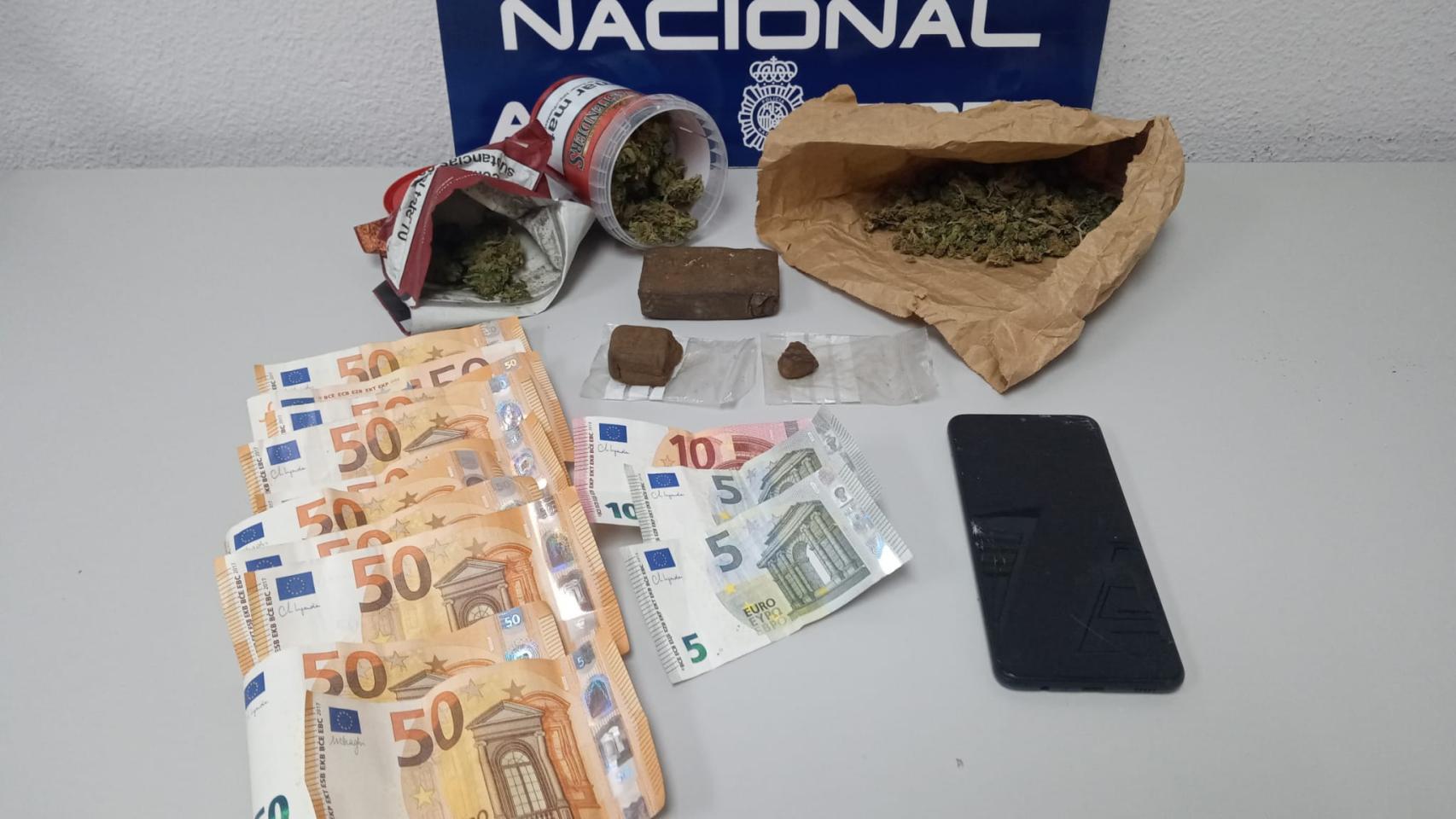 La droga y el dinero incautados a un hombre en Ávila