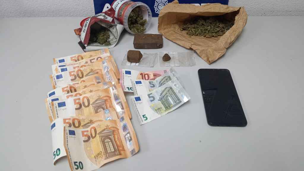 La droga y el dinero incautados a un hombre en Ávila