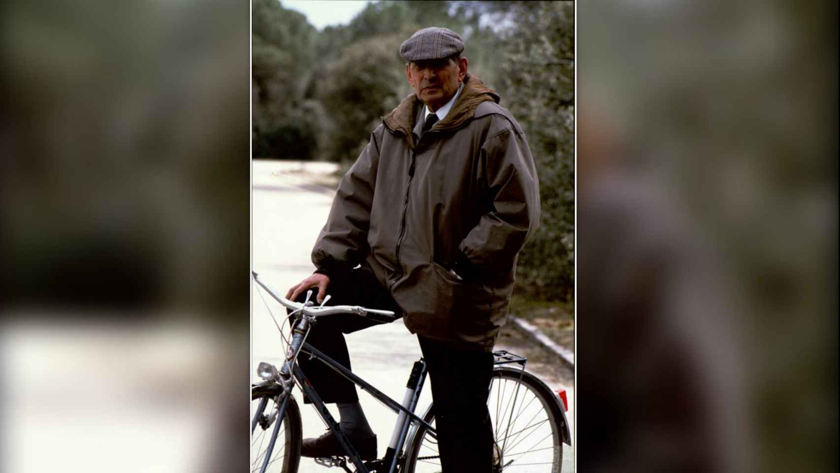 Miguel Delibes con su bicicleta