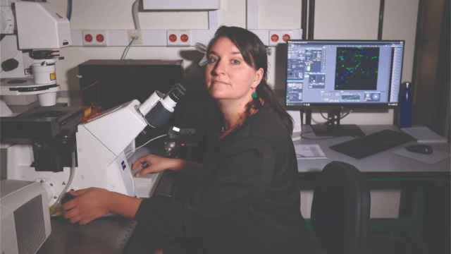 La investigadora María Alieva en el laboratorio del IIBM-CSIC