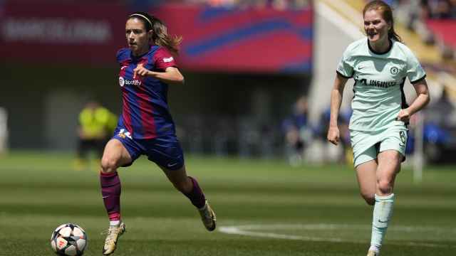 La centrocampista del FC Barcelona Aitana Bonmatí (i) controla la pelota ante la centrocampista del Chelsea Sjoeke Nüsken (d).
