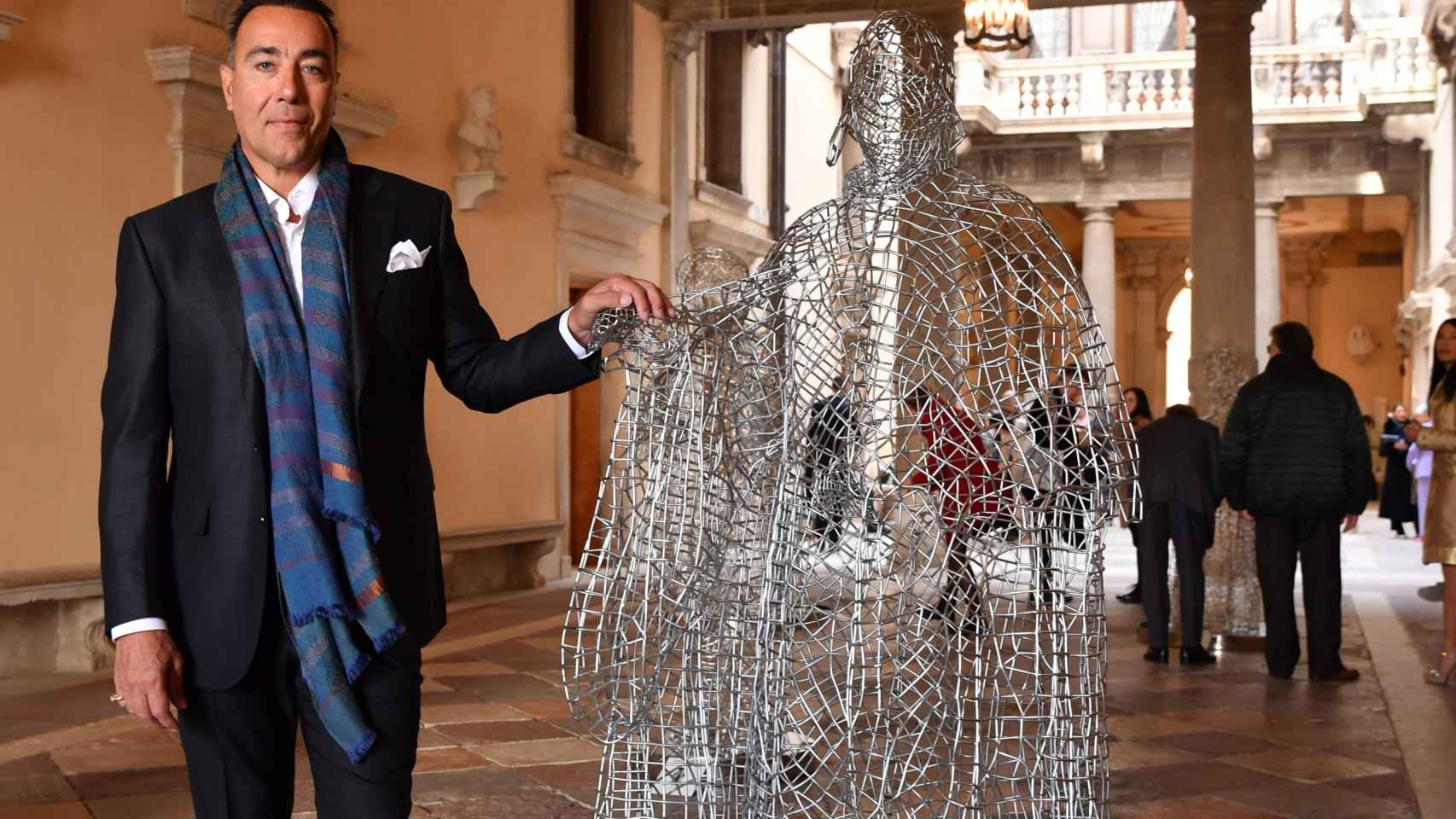 Lorenzo Quinn posa con una de sus nuevas esculturas en la exposición 'Almas de Venecia', en el Atrio de Ca' Rezzonico