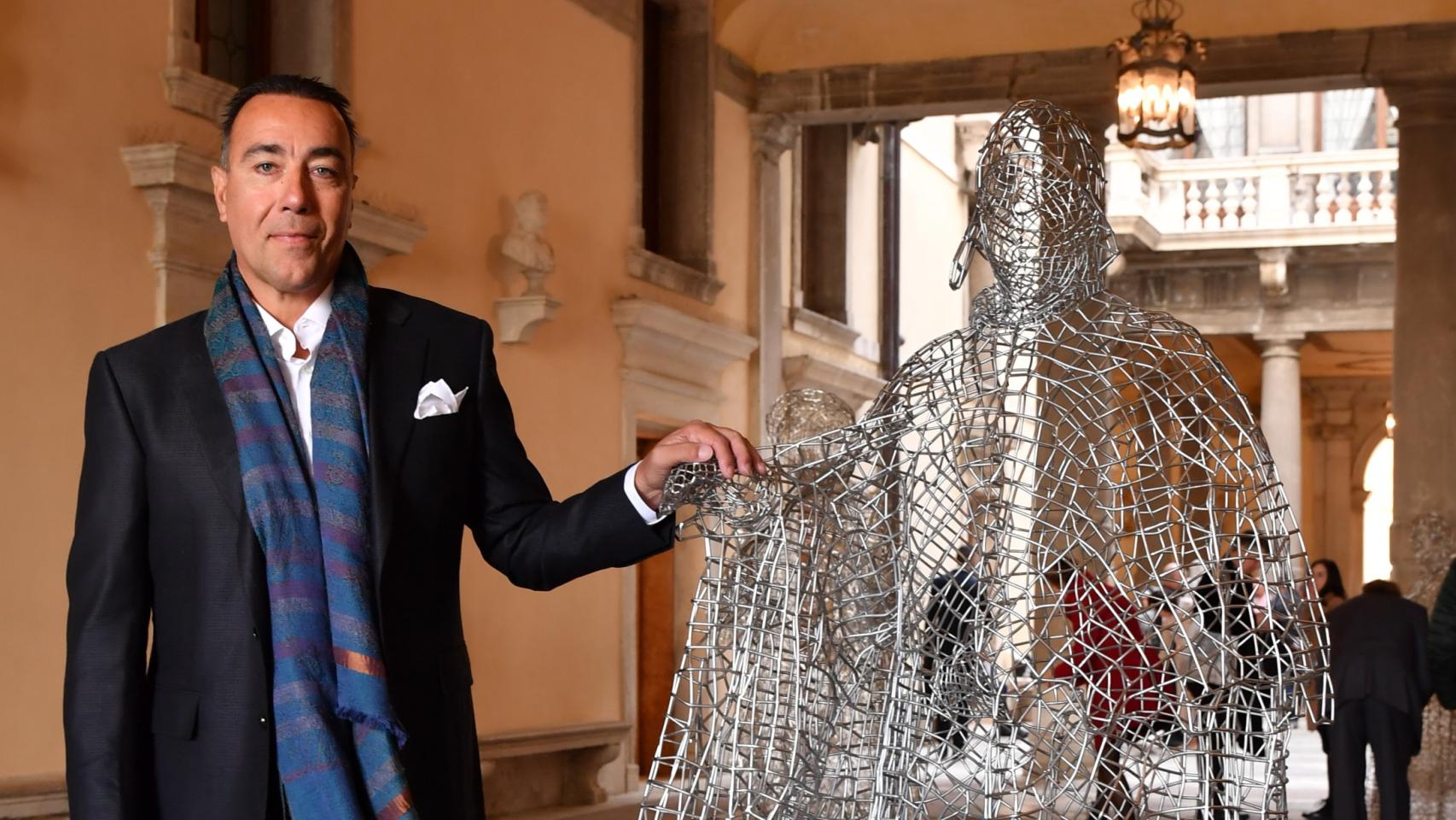 Lorenzo Quinn posa con una de sus nuevas esculturas en la exposición 'Almas de Venecia', en el Atrio de Ca' Rezzonico