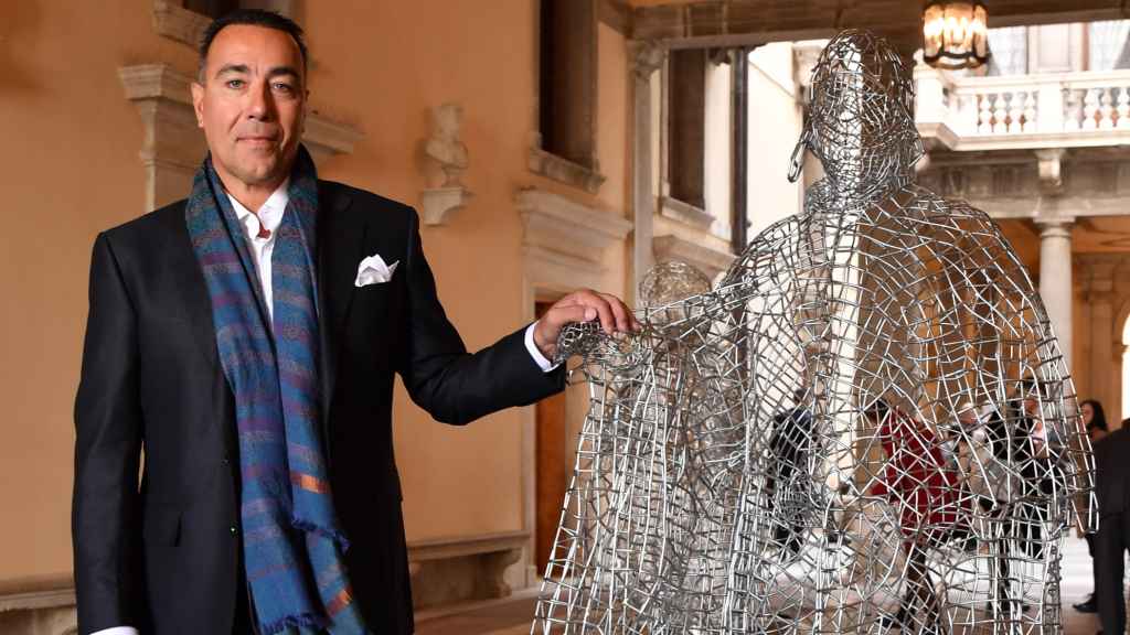 Lorenzo Quinn posa con una de sus nuevas esculturas en la exposición 'Almas de Venecia', en el Atrio de Ca' Rezzonico