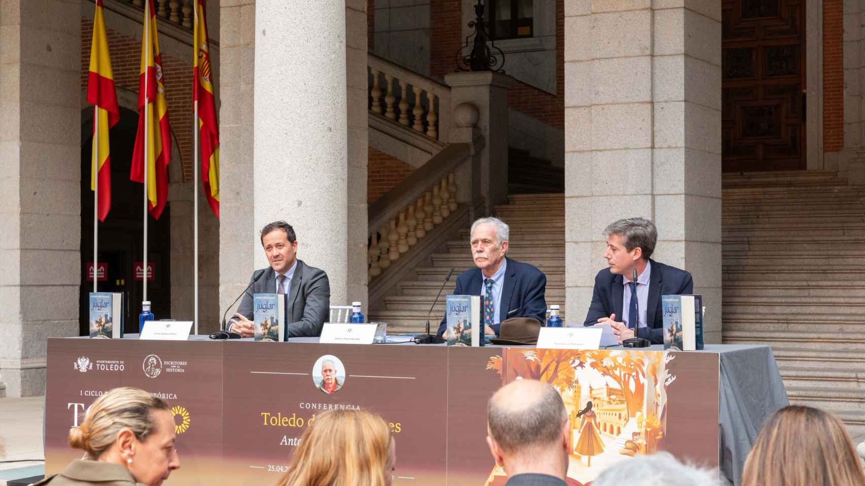 El escritor Antonio Pérez Henares imparte la conferencia 'Toledo de los juglares'