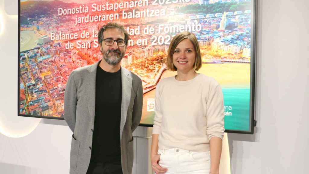 El director gerente de Fomento de San Sebastián, Íñigo Olaizola, junto con la concejala de Economía y Empleo, Ane Oyarbide.