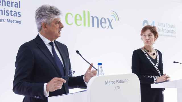 Marco Patuano, consejero delegado, y Anne Bouverot, presidenta de Cellnex, en la rueda de prensa previa a la junta general de accionistas de 2024.
