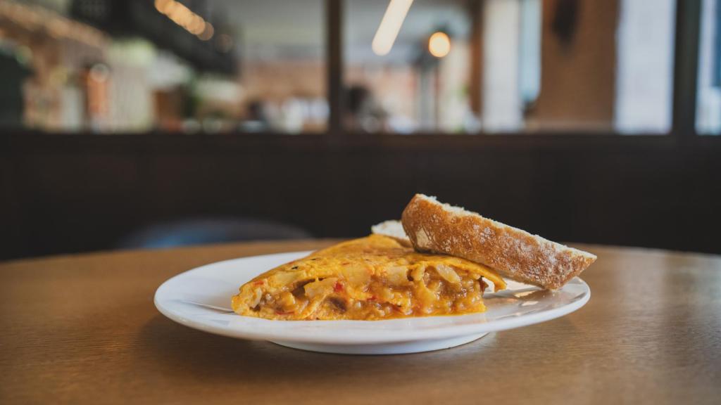 El pincho de tortilla de Varro, la nueva taberna en la calle Serrano.