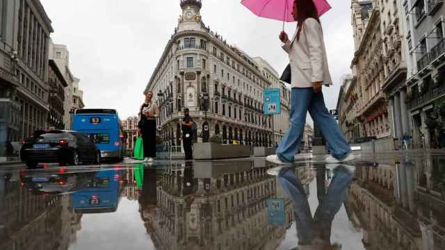 Calle Gran Vía de Madrid durante un día de lluvia.