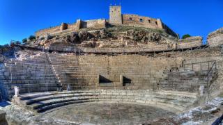 El impresionante pueblo con un teatro romano y un imponente castillo medieval: ideal para una escapada de verano