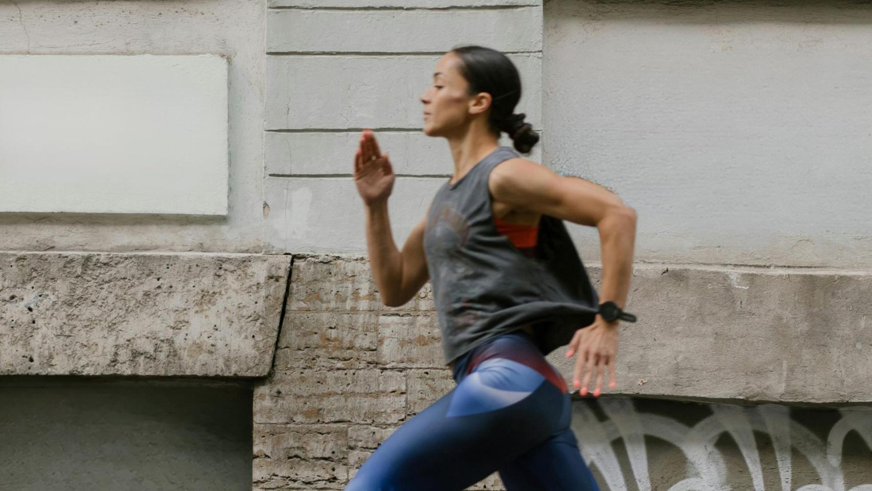 Mujer corriendo con moño